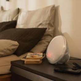 Ceas cu alarmă și lumină de răsărit, Philips HF3520/01 20 niveluri de luminozitate, 5 sunete naturale + radio FM, trezire progresivă